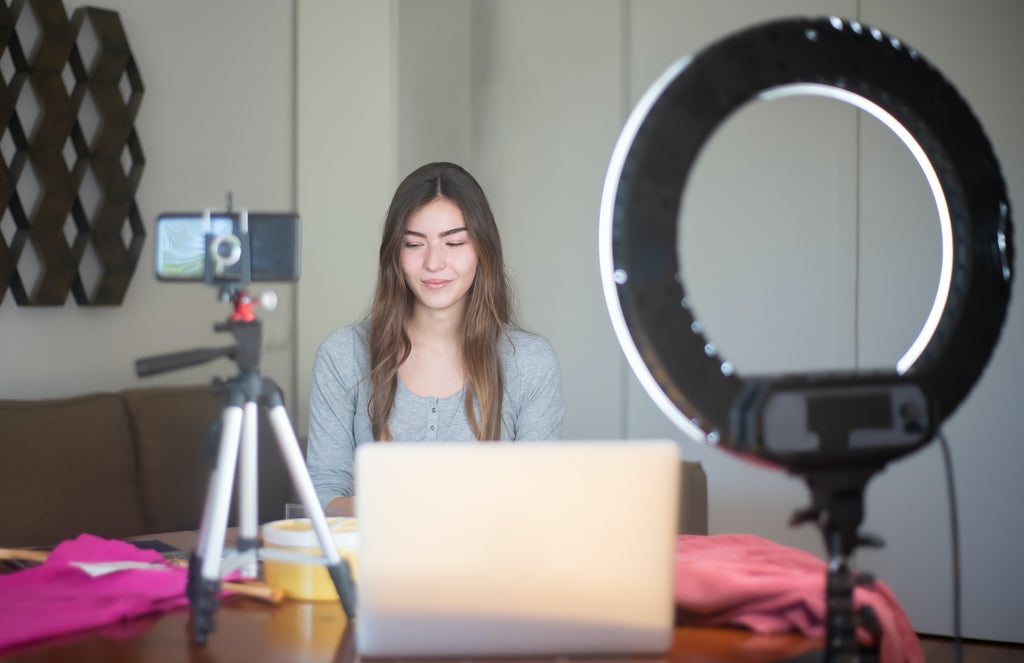 Tripod & Ringlight for Best Effects